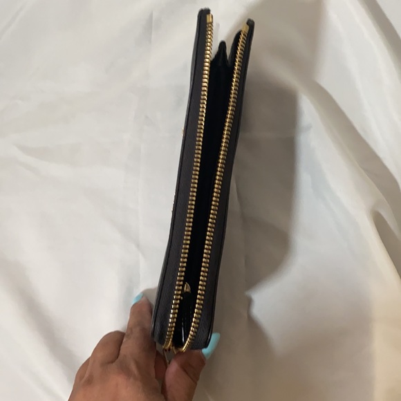 Michael Kors wallet. 👜👜👜👜🌺 - Picture 7 of 7